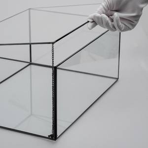 Construit avec une structure métallique durable et des panneaux en verre transparent, cet organisateur de bijoux sublime votre collection. - Product Image 6