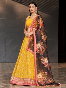Conjunto de lehenga de gasa amarilla con bordado floral y dupatta negra para dama de honor - Product Image 3