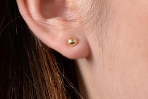 Boucles d'oreilles clous en or massif 14 carats, 5 mm, sphères rondes polies, bijoux minimalistes délicats, à porter au quotidien, cadeau pour femmes et jeunes filles - Product Image 5