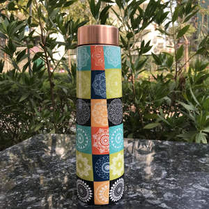 Bouteille d'eau décorative en cuivre avec motif floral imprimé en émail réalisé par des artisans qualifiés avec des motifs détaillés - Product Image 3