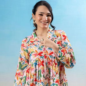 ชุดเดรสทรงหลวมพิมพ์ลายดอกไม้สีชมพู แขนยาว จับจีบระบายชายกระโปรงแบบไฮโลว์ ปิดด้วยกระดุม เอวทรงธรรมชาติ เป็นมิตรต่อสิ่งแวดล้อม - Product Image 1