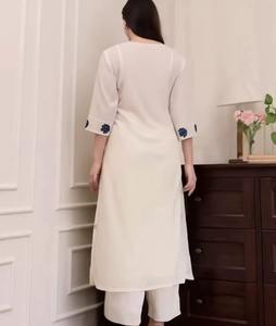 Elegante Conjunto Étnico de Tres Piezas para Mujer, Salwar Kameez de Algodón con Bordado Intrincado, Túnica, Pantalones y Pañuelo - Product Image 3