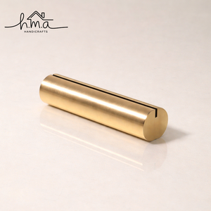 Porta Letreros de Mesa Moderno de Metal Dorado con Base de Madera, Soporte Minimalista para Tarjetas de Escritorio, Porta Menús de Restaurante, Porta Números de Mesa - Product Image 5