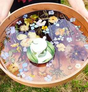 Bandeja redonda de madera con flores silvestres auténticas en resina, bandeja de servir botánica, decoración epoxi, vajilla boho hecha a mano. - Product Image 1