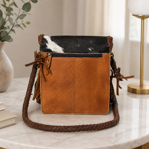 Sac bandoulière artisanal en cuir de vachette à poils, avec franges et garniture tressée, orné de concho turquoise, style western bohème pour femme - Product Image 3