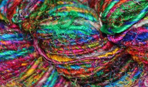 El rollo de cinta de seda Sari multicolor vibrante hecho a medida es una mezcla vibrante de colores y texturas Ideal para proyectos creativos - Product Image 6