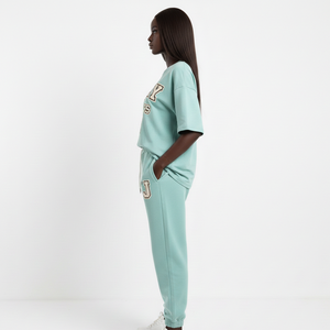 Conjunto de Pantalón y Camiseta de Felpa de Algodón Premium de 260 GSM en Verde Menta para Mujer con Apliques Bordados y Logotipo Personalizado - Product Image 3