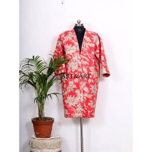 Veste Kantha en soie patchwork faite à la main, style kimono japonais, tenue de plage bohème, robe kimono multicolores avec ceinture à nouer pour l'hiver - Product Image 1