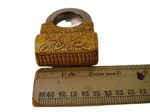 Candado de Latón Grabado de Estilo Antiguo con 2 Llaves, Decorativo y Funcional - Product Image 3