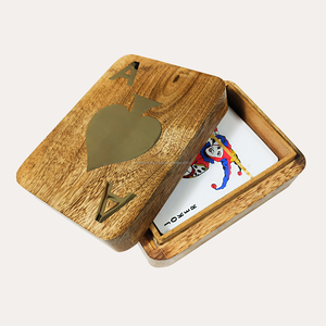 Boîte à cartes en bois élégante et adaptée aux familles, avec incrustations en bois de manguier et en laiton, pour les joueurs de cartes et les jeux - Product Image 1