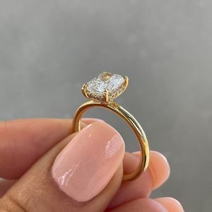 Bague de fiançailles et de mariage de luxe en or 14 carats avec diamant solitaire de 1 carat, taille radiant, D VVS, et moissanite - Product Image 2