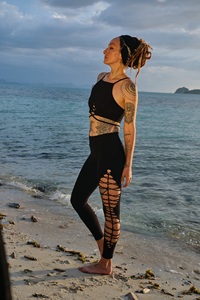 Leggings noirs sexy pour femmes, avec découpes et lacets croisés, longueur intégrale - Product Image 2