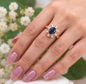 Anillo de compromiso chapado en oro con piedra arenisca azul ovalada, estilo vintage, halo de flores, anillo de plata, joyería fina al por mayor - Product Image 3