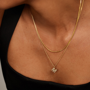 Collar con Letra Inicial E y Diamantes en Forma de Deslizador - Product Image 3