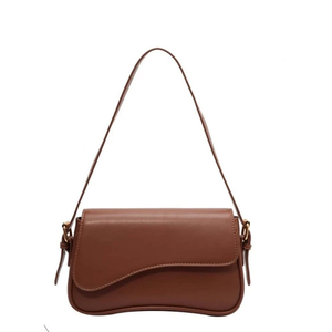 Bolso de hombro de charol color burdeos con cierre magnético y una sola correa - Product Image 2