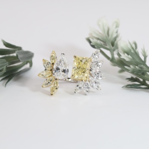 Anillo de compromiso Moi et Toi con zafiro amarillo y diamante radiante de corte pera blanco, banda de cóctel clásica abierta, joyería fina de lujo - Product Image 1