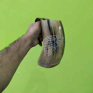 Taza de cuerno de lobo vikinga tallada a mano de lujo, estilo medieval de fantasía, a precio económico. - Product Image 5