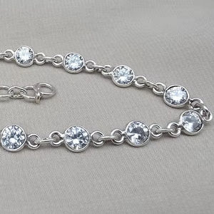 Pulsera de tenis de circonitas con brillo minimalista, chapada en oro blanco, plata de ley 925, cadena de eslabones con dijes, joyería de lujo para mujer, al por mayor - Product Image 1