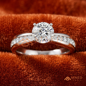 Anillo de Compromiso de Moissanita de 1 Quilate con Corte Redondo, Anillo de Boda de Plata 925 con Banda Pavé, Joyería con Apariencia de Diamante para Mujer - Product Image 1