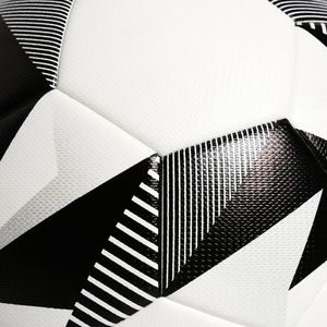 Ballon de football en PU hydrofuge de haute qualité, taille 5, personnalisable avec impression de logo, pour entraînement professionnel en club ou pratique jeunesse - Product Image 2