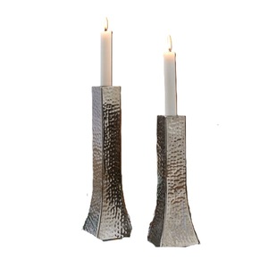 Lot de 2 bougeoirs en aluminium martelé argenté, faits à la main, avec base conique texturée, pour la décoration intérieure et l'éclairage d'ambiance - Product Image 1