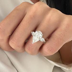Anillo de Tres Piedras con Diamante Cultivado en Laboratorio de 4 Quilates en Forma de Pera, E VVS2, 4.7 Quilates en Total, Anillo Trilogía de Dos Tonos, Certificado IGI - Product Image 6