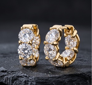 Pendientes de Aro de Lujo con Diamantes Redondos Chapados en Oro de 18K y 14K, Brillantes, con Engaste Compartido, Estilo Huggie, Joyería para Mujer - Product Image 1