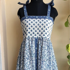 Vestido de Verano de Algodón con Estampado Floral Azul, Tirantes Ajustables, Cuello Cuadrado y Borlas, Vestido Indio de Algodón con Bolsillo - Product Image 1