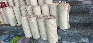 Matériau en rotin naturel tissé à la main, cannage hexagonal à tissage ouvert pour applications de décoration intérieure - Product Image 5