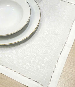 Ensemble de sets de table et de serviettes personnalisés en coton blanc brodé de petites fleurs, lavables, avec ourlet festonné, pour la maison et les événements de mariage - Product Image 3