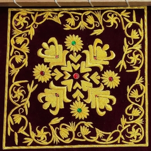 Parche Bordado a Mano con Monograma Mariano en Oro, Corona Litúrgica, Estrella, Estandarte de Iglesia, Velo de Cáliz Católico, Vestimenta - Product Image 1