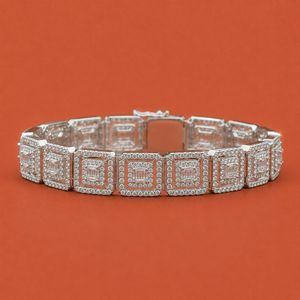 Bracelet en argent moissanite serti de diamants, avec grands maillons carrés, pierres centrales baguette et bordure pavée pour homme - Product Image 1