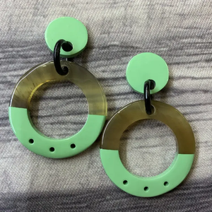 Boucles d'oreilles pendantes en laque de corne de buffle personnalisées faites à la main Style mignon Mode d'anniversaire de mariage pour enfants écologique - Product Image 1