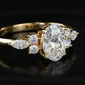 Bague de fiançailles classique pour femme en or jaune 14 carats avec diamant de 1,50 carat, taille ovale, solitaire, marquise, grappe latérale de diamants de laboratoire - Product Image 4