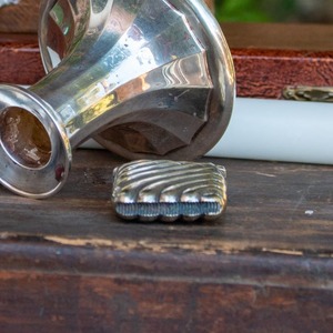 Boîte à allumettes moderne en métal torsadé, accessoire durable pour cigarettes, forme bâton, finition argentée - Product Image 3