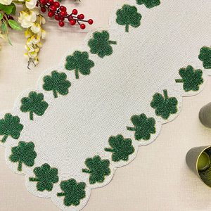 Chemin de table brodé à la main avec perles, unique et festif, avec des motifs en perles de rocaille sur tissu en coton - Product Image 1