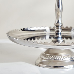 Magnifique support à gâteau à deux niveaux en argent, avec des plateaux à bords festonnés et un tige centrale en métal ornée d'un anneau rond. - Product Image 3