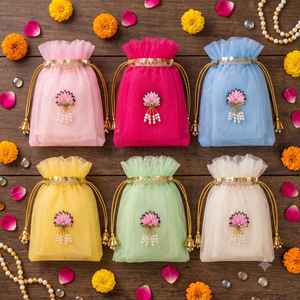 Pochette en tissu organza, sac cadeau premium avec cordon de serrage, breloque lotus et pompon perlé pour mariage et cadeaux festifs - Product Image 1