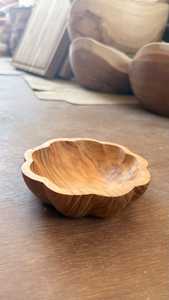 Meilleures ventes en Indonésie : Bol à dessert en bois gravé à la main, écologique, en forme de fleur, style classique, assiette en bois massif, idéal pour offrir - Product Image 3