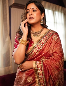 KV Women's <b>Red</b> Banarasi Crush Embellished <b>Saree</b> With Unstitched Blouse - Product Image 6