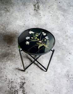 Mesa Auxiliar de Resina Botánica Negra con Acentos de Flores Prensadas en Epoxi - Product Image 2