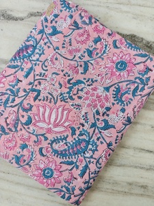 Magnifique tissu en coton floral 100% écologique imprimé à la main rose 120 g/m² côtelé pour vêtements, chemises et sacs - Product Image 1
