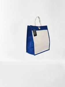 Bolsa de tela de algodón natural sin estampado con asa de cinta de polipropileno, borde azul y cierre de botón para compras y tiendas - Product Image 2