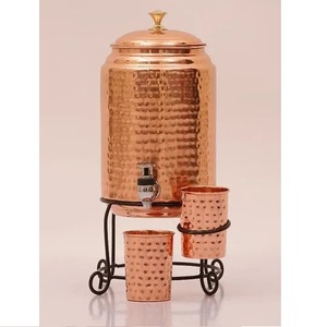 Distributeur d'eau artisanal en cuivre massif martelé avec robinet, support et 2 verres - Product Image 1