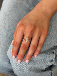 Bague en or jaune 14 carats avec diamant marquise de 1,01 carat, style croisé, pour femme, bijoux de fiançailles et de mariage de style signet, diamant de laboratoire - Product Image 3