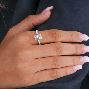 Bague de fiançailles solitaire élégante en diamant de laboratoire taille radiant avec micro-pavé rond, en or massif, pour votre femme - Product Image 1