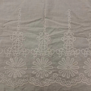 Tissu en coton blanc brodé de qualité supérieure – Bordure ajourée Schiffli complexe et bord festonné – Voile doux teignable – Vente chaude - Product Image 1