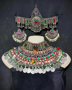 Parures de bijoux afghans ornées de gravures tribales géométriques et de pendentifs en pièces d'argent de grande épaisseur, assortis - Product Image 2