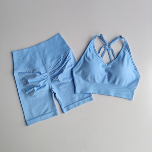 Conjunto de yoga rosa de 2 piezas con sujetador deportivo de tiras cruzadas y pantalones cortos fruncidos de cintura alta, diseño elástico en cuatro direcciones sin costuras - Product Image 4