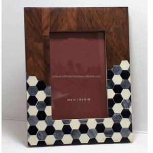 Cadre photo en bois artisanal avec design en résine à carreaux bleus et moutarde, décoration contemporaine pour la maison - Product Image 5
